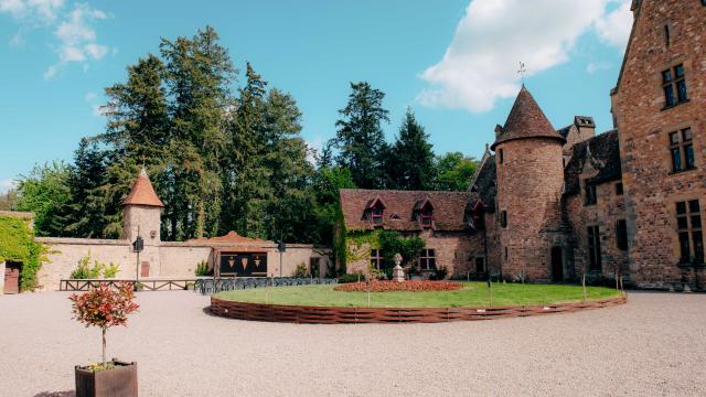 chateau-de-peufeilhoux-vallon-en-sully-03