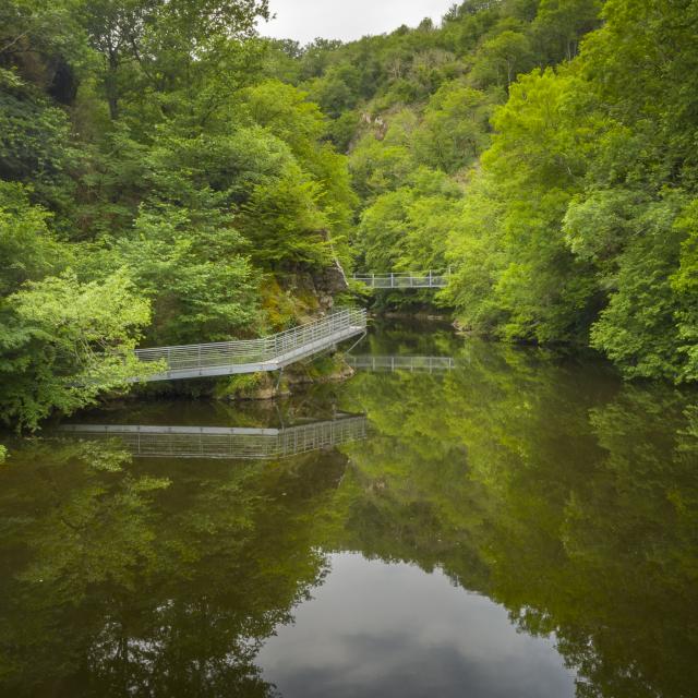 passerelle-gorges-du-cher-1