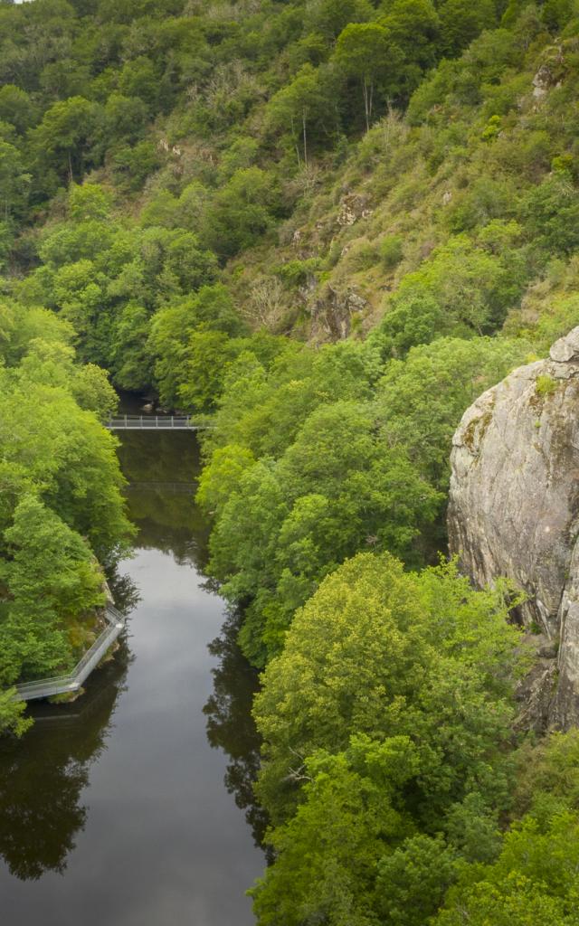 passerelle-gorges-du-cher-2